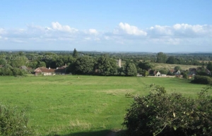 The footpath to Sunningwell village from Lincombe Lane as it was in 2009. Note Wittenham Clumps on the horizon slightly left of centre which featured, in exaggerated manner, as the inspiration for several Boars Hill paintings by surrealist Paul Nash who often visited his friend Hilda Harrison who lived on the Hill.